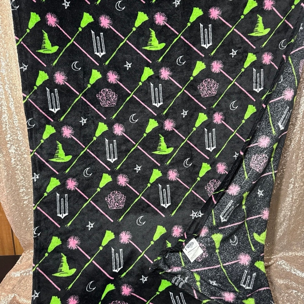 Wicked Movie Merchandise Bundle Glinda Squishmallow Tote Lunchbox Blanket Book - Picture 2 of 12